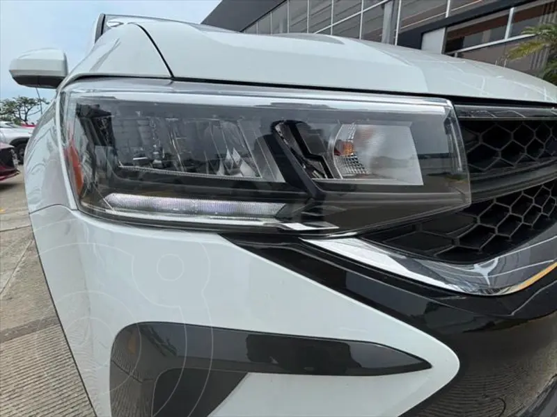Foto Volkswagen Taos Comfortline Plus usado (2024) color Blanco financiado en mensualidades(enganche $101,178 mensualidades desde $12,307)