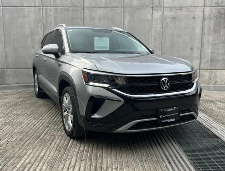 Foto Volkswagen Taos Comfortline Plus usado (2024) color plateado precio $469,378