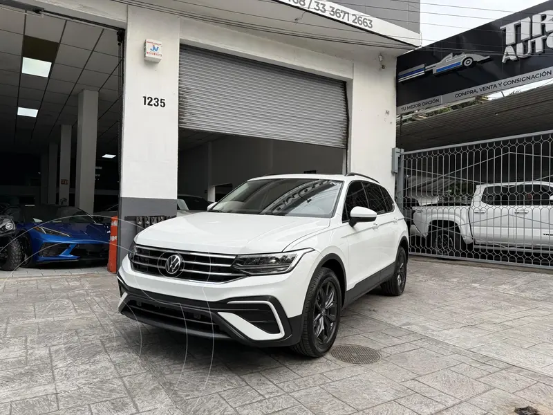 Foto Volkswagen Tiguan Comfortline 5 Asientos usado (2024) color Blanco precio $559,900