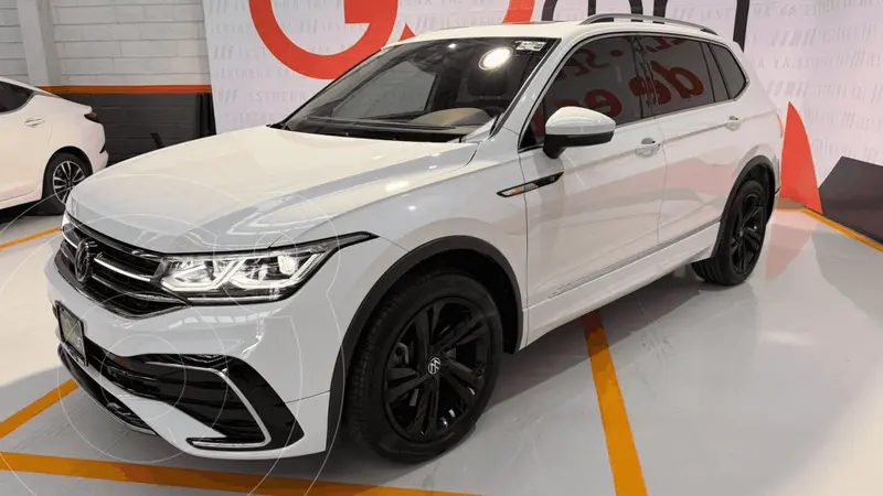 Foto Volkswagen Tiguan 2.0L R-Line usado (2024) color VWABB BLANCO PURO precio $609,000