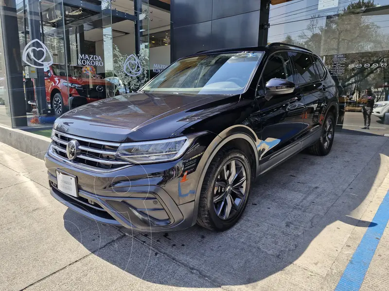 Foto Volkswagen Tiguan Comfortline 5 Asientos usado (2023) color Negro precio $477,000