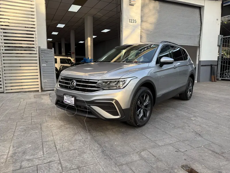 Foto Volkswagen Tiguan Comfortline 5 Asientos usado (2023) color Plata precio $499,000