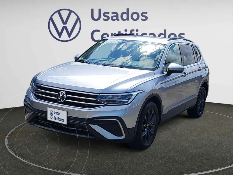 Foto Volkswagen Tiguan Comfortline 5 Asientos usado (2024) color Plata precio $580,900