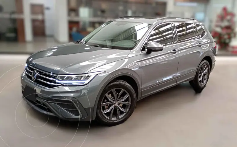 Foto Volkswagen Tiguan Comfortline 5 Asientos usado (2023) color Gris financiado en mensualidades(enganche $203,188 mensualidades desde $9,229)