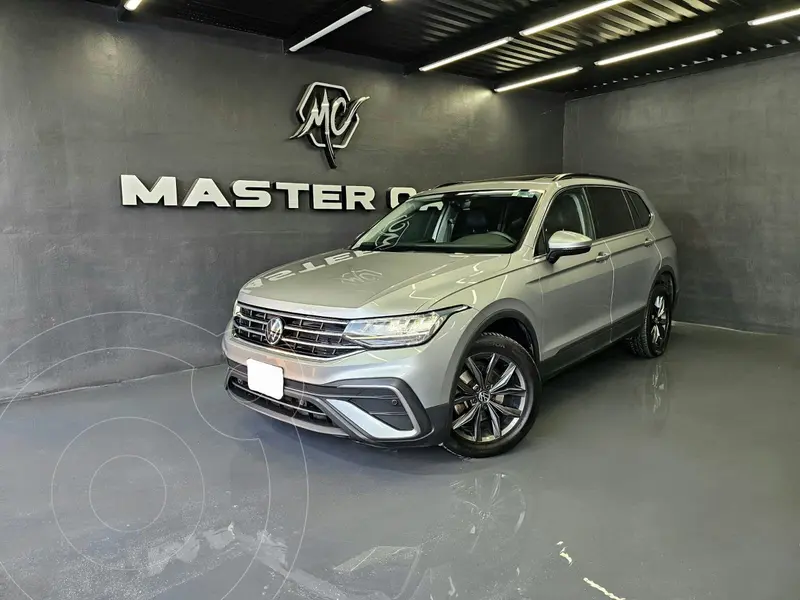Foto Volkswagen Tiguan Comfortline 5 Asientos usado (2022) color plateado precio $458,000