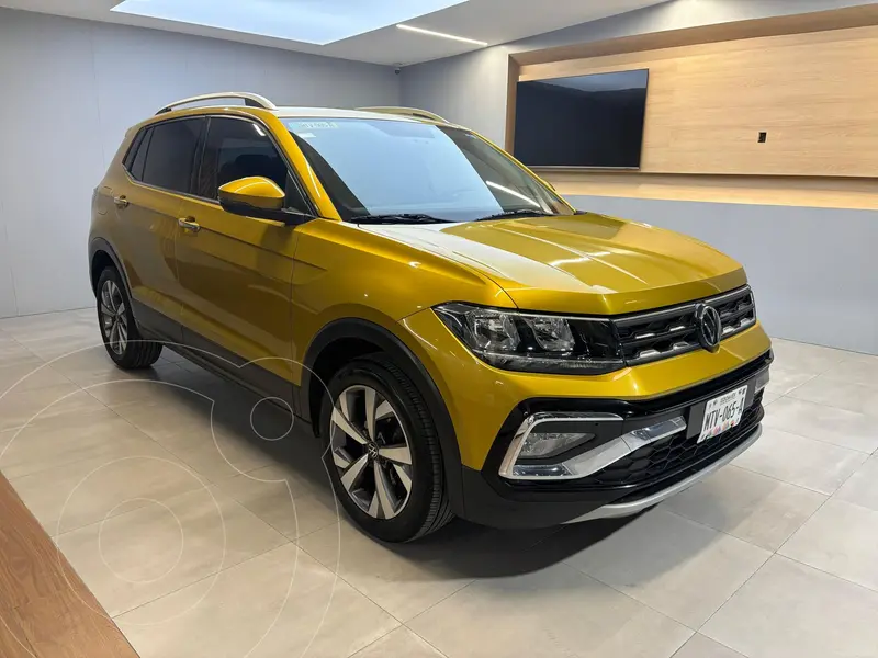 Foto Volkswagen Tiguan Comfortline 5 Asientos usado (2024) color Amarillo precio $415,000