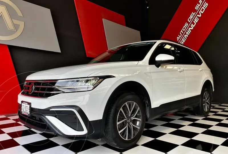 Foto Volkswagen Tiguan Comfortline 5 Asientos usado (2023) color Blanco precio $449,000