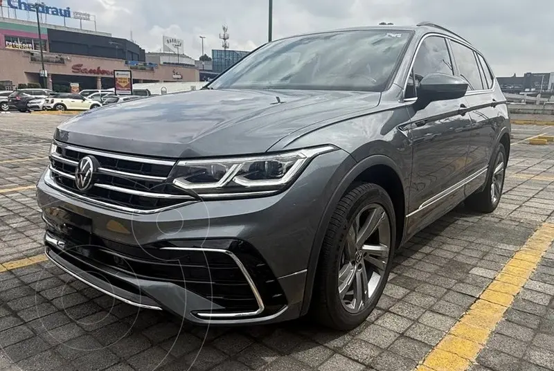 Foto Volkswagen Tiguan 1.4L R-Line usado (2024) color Gris Platino financiado en mensualidades(enganche $90,000 mensualidades desde $9,500)