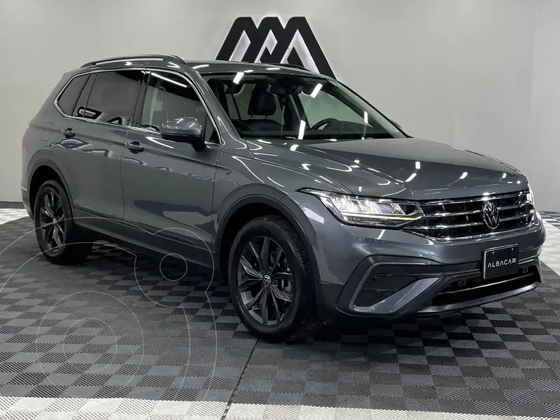 Foto Volkswagen Tiguan Comfortline 5 Asientos usado (2023) color Gris precio $472,999