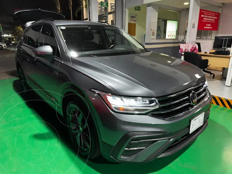 Foto Volkswagen Tiguan Comfortline 5 Asientos usado (2023) color Gris financiado en mensualidades(enganche $95,000)