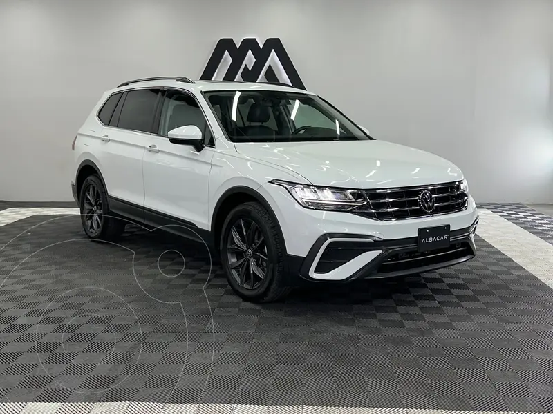 Foto Volkswagen Tiguan Comfortline 5 Asientos usado (2023) color Blanco precio $459,999