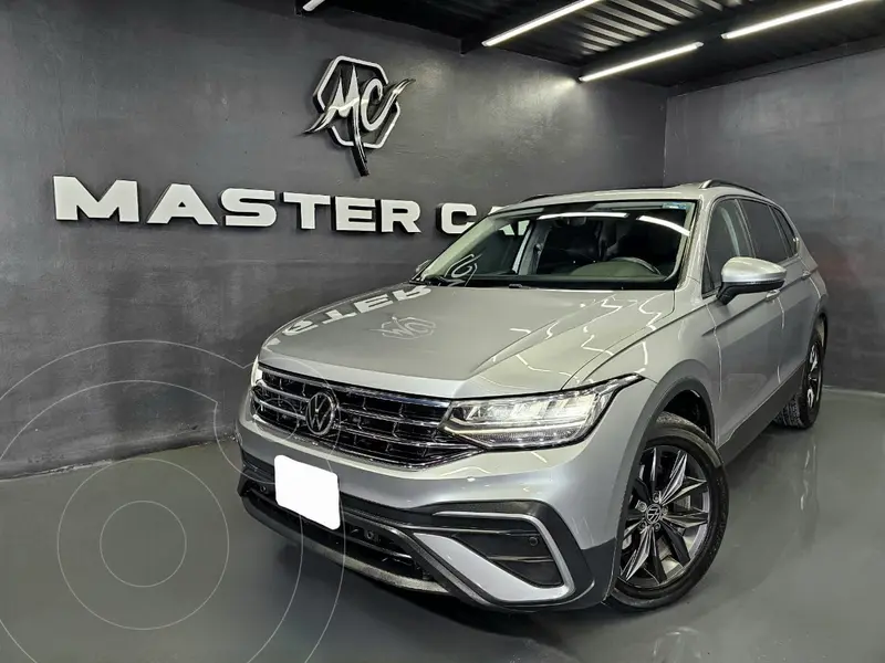 Foto Volkswagen Tiguan Comfortline 5 Asientos usado (2024) color plateado precio $484,000