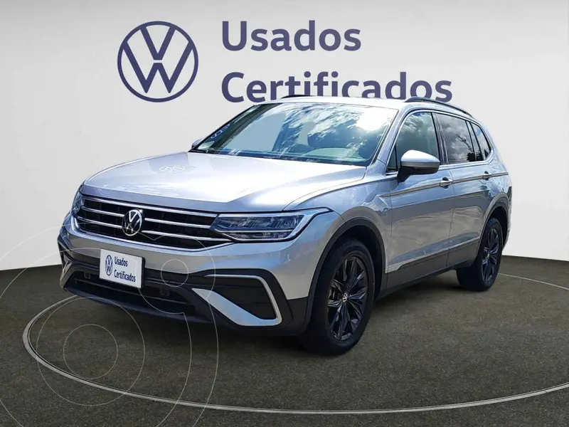 Foto Volkswagen Tiguan Comfortline 5 Asientos usado (2024) color Plata precio $560,900