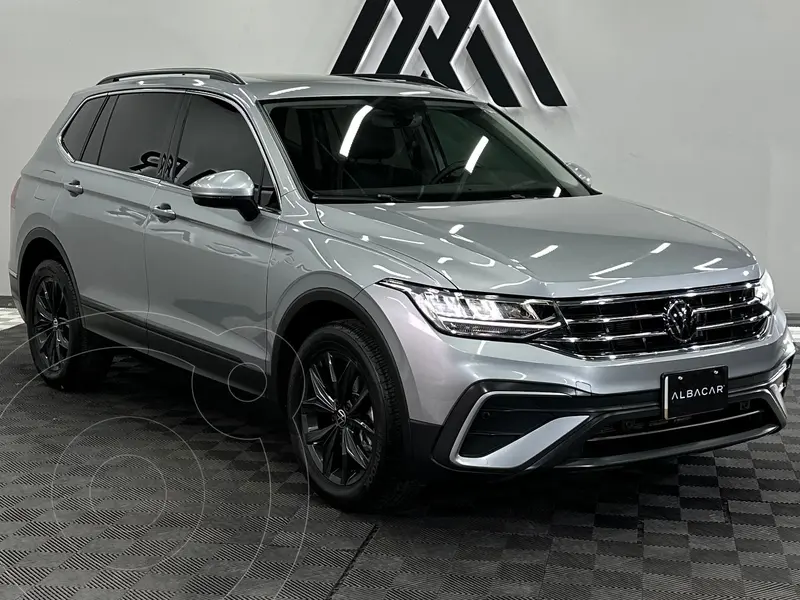 Foto Volkswagen Tiguan Comfortline 5 Asientos usado (2024) color plateado precio $529,999