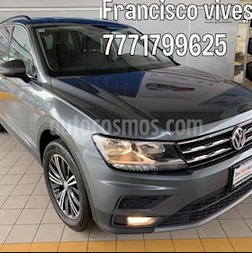 foto Volkswagen Tiguan Comfortline 7 Asientos Tela usado (2019) color Gris precio $419,900