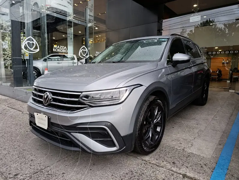 Foto Volkswagen Tiguan Comfortline 5 Asientos usado (2022) color Plata precio $447,000