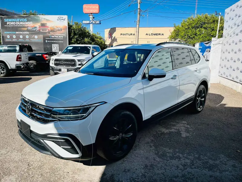 Foto Volkswagen Tiguan Comfortline 5 Asientos usado (2024) color Blanco precio $526,000