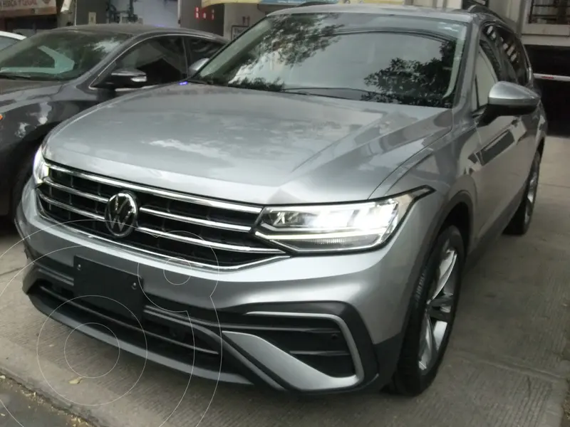 Foto Volkswagen Tiguan Comfortline 7 Asientos usado (2023) color Plata financiado en mensualidades(enganche $148,500 mensualidades desde $6,948)