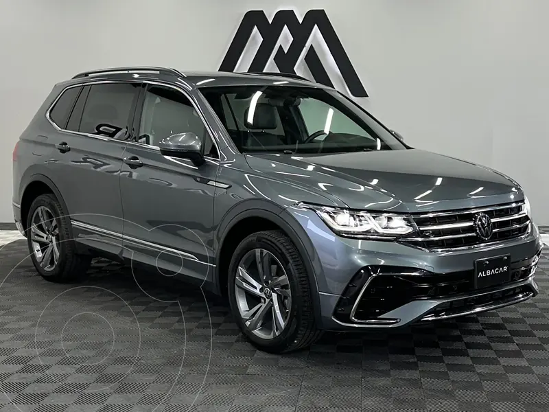 Foto Volkswagen Tiguan 1.4L R-Line usado (2024) color plateado precio $549,999
