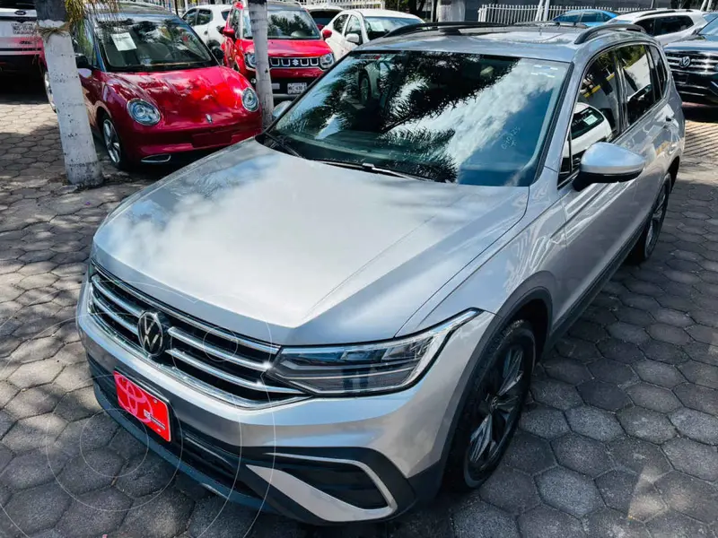 Foto Volkswagen Tiguan Comfortline 5 Asientos usado (2024) color Plata financiado en mensualidades(enganche $144,319 mensualidades desde $12,819)