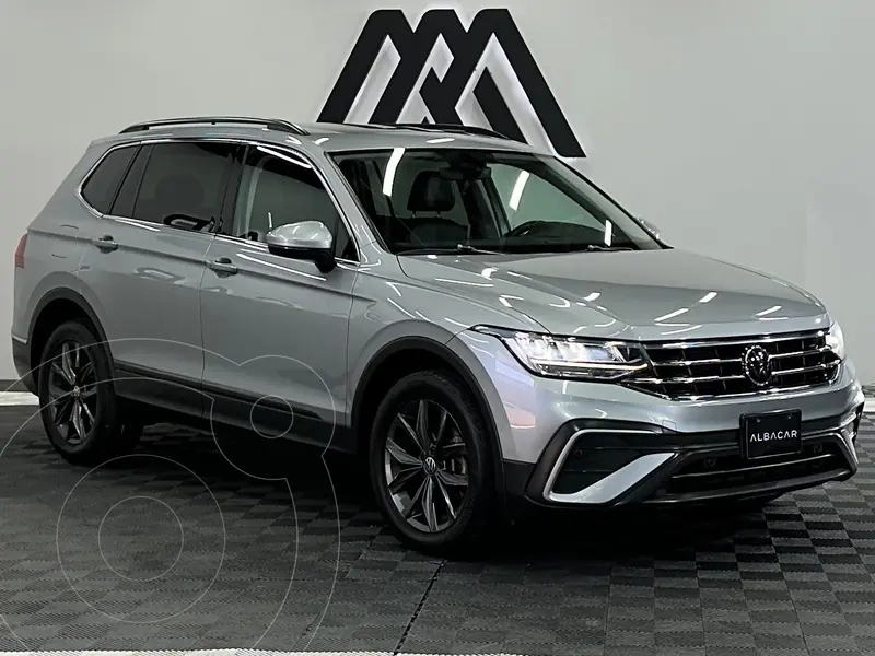 Foto Volkswagen Tiguan Comfortline 7 Asientos usado (2022) color plateado precio $419,999