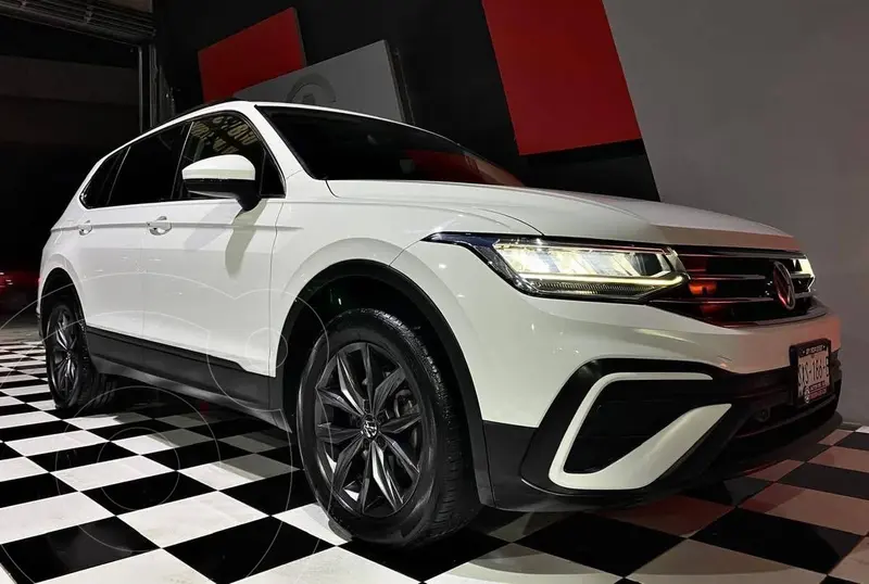 Foto Volkswagen Tiguan Comfortline 5 Asientos usado (2023) color Blanco precio $499,000