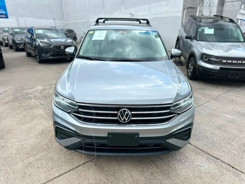 Foto Volkswagen Tiguan Comfortline 5 Asientos usado (2023) color plateado financiado en mensualidades(enganche $100,760 mensualidades desde $11,312)