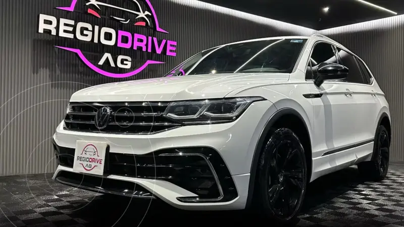 Foto Volkswagen Tiguan 2.0L R-Line usado (2024) color Blanco precio $699,900