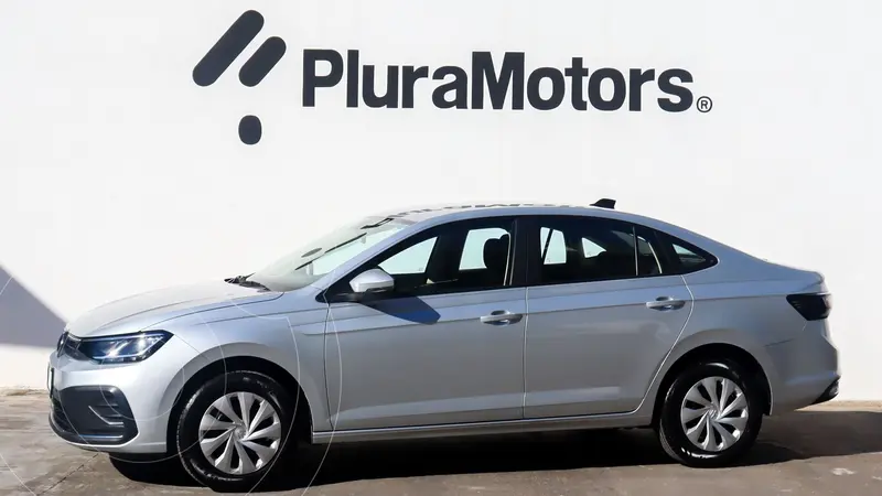 Foto Volkswagen Virtus Trendline usado (2023) color plateado precio $270,000