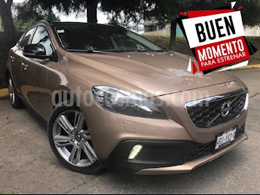 Foto venta Auto Seminuevo Volvo V40 Cross Country Ambition AWD Aut T5 (2015) color Dorado precio $290,000