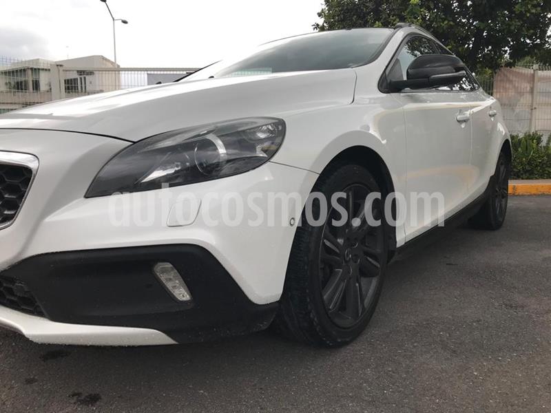 foto Volvo V40 Cross Country Momentum T4 usado (2016) color Blanco Perla precio $253,000