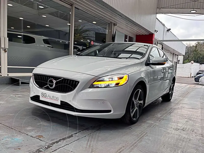 Foto Volvo V40 2.0L T4 Momentum Plus usado (2020) color Blanco precio $17.990.000