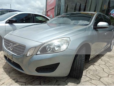foto Volvo V60 Kinetic usado (2013) color Plata precio $207,000