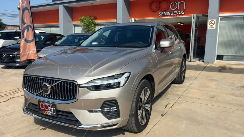 Foto Volvo XC60 T5 Momentum AWD usado (2024) color Dorado financiado en mensualidades(enganche $239,800 mensualidades desde $18,337)