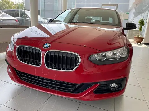 foto BMW Serie 1 Sedán 118iA Sport Line usado (2019) color Rojo precio $450,000