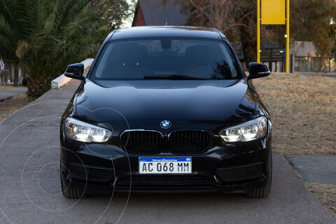BMW Serie 1 118i Sport Line 5P Aut usado (2018) color Negro Zafiro precio u$s30.000