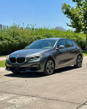 BMW Serie 1 118i Sport usado (2020) color Gris precio $18.490.000