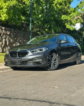 BMW Serie 1 118i Sport usado (2020) color Gris precio $18.590.000