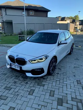 BMW Serie 1 118i Sport usado (2021) color Blanco precio $22.250.000