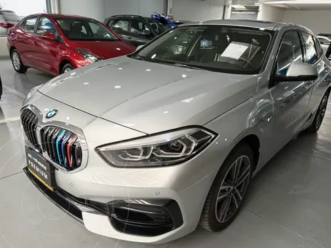 BMW Serie 1 118i Sport Line usado (2022) color Plata precio $136.200.000
