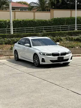 BMW Serie 3 330i Sport Line usado (2023) color Blanco precio $170.000.000