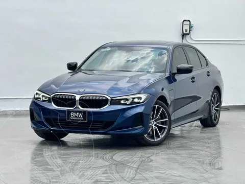 BMW Serie 3 330e usado (2023) color Azul financiado en mensualidades(enganche $173,800 mensualidades desde $13,556)