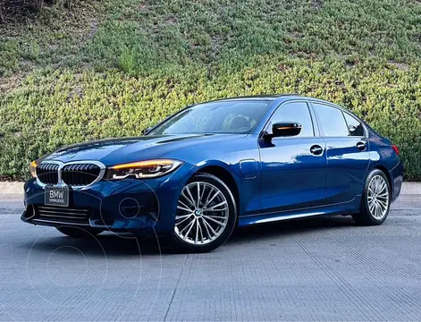 BMW Serie 3 330e usado (2021) color Azul financiado en mensualidades(enganche $149,800 mensualidades desde $11,684)