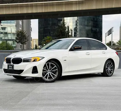 BMW Serie 3 330e usado (2024) color Blanco financiado en mensualidades(enganche $197,780 mensualidades desde $19,511)