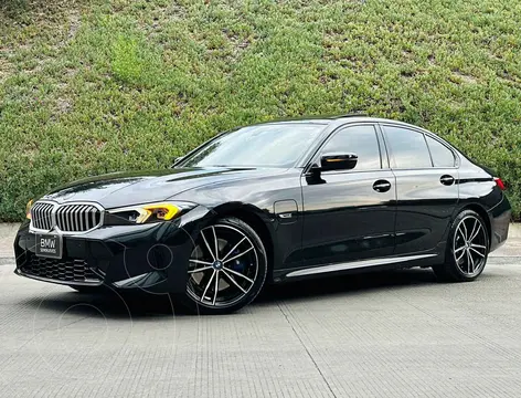BMW Serie 3 330e usado (2023) color Negro financiado en mensualidades(enganche $199,800 mensualidades desde $15,584)