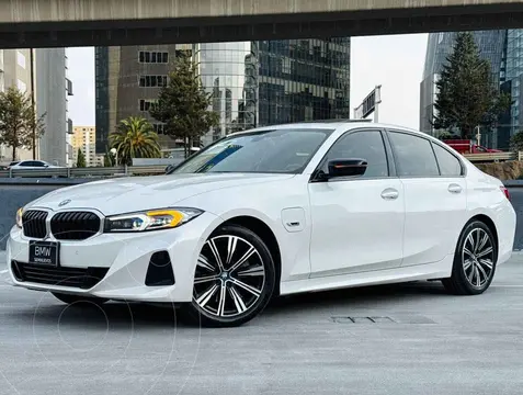 BMW Serie 3 330e usado (2023) color Blanco financiado en mensualidades(enganche $186,780 mensualidades desde $18,426)