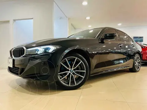 BMW Serie 3 330e usado (2023) color Negro financiado en mensualidades(enganche $175,800 mensualidades desde $13,712)