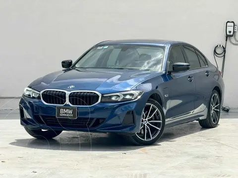 BMW Serie 3 330e usado (2023) color Azul financiado en mensualidades(enganche $179,800 mensualidades desde $14,024)