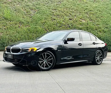 BMW Serie 3 330e usado (2023) color Negro financiado en mensualidades(enganche $179,800 mensualidades desde $14,024)