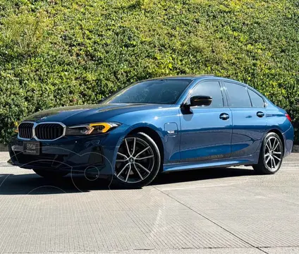 BMW Serie 3 330e usado (2024) color Azul financiado en mensualidades(enganche $219,780 mensualidades desde $21,681)